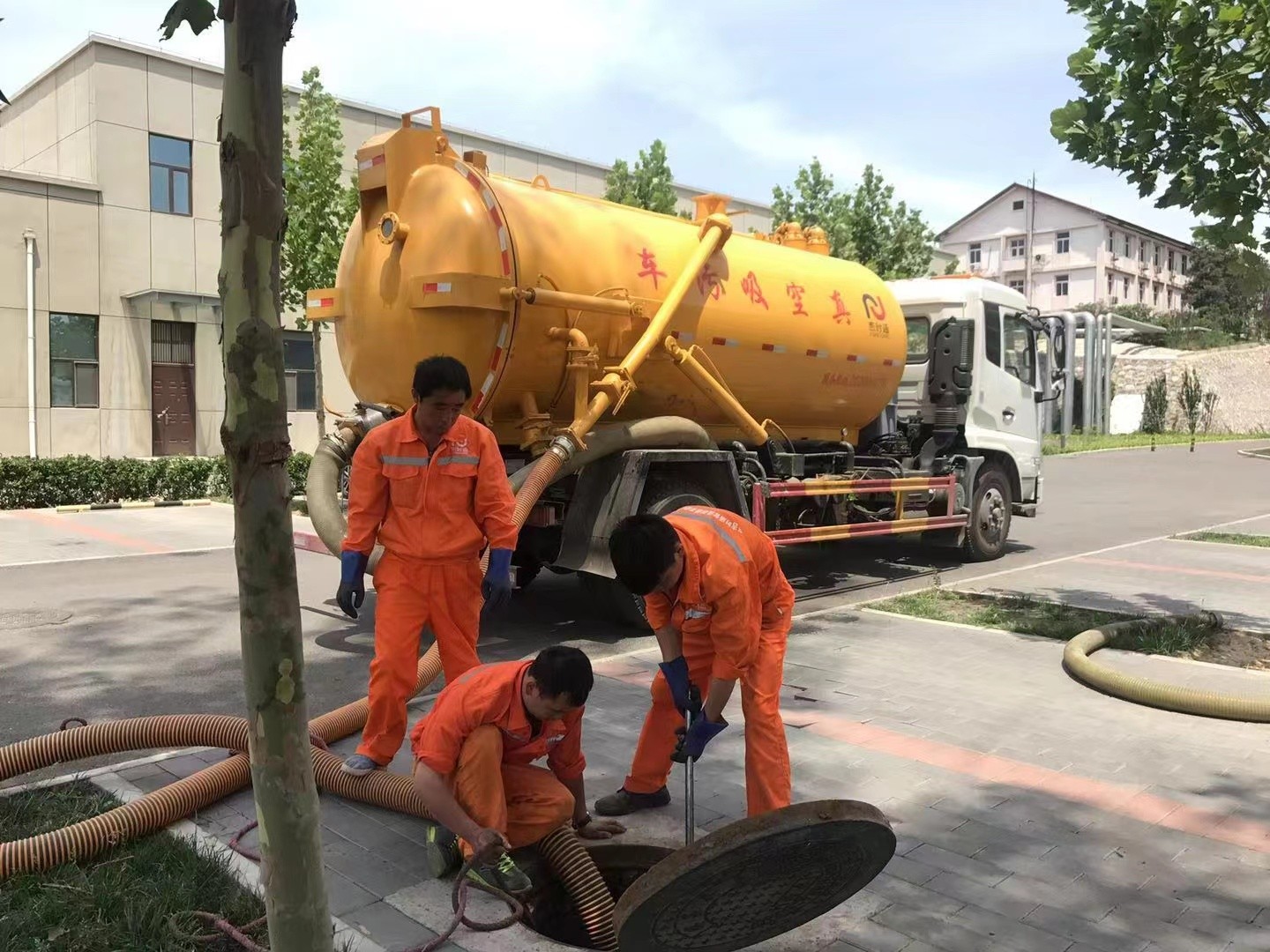 池州管道疏通车停在窨井附近